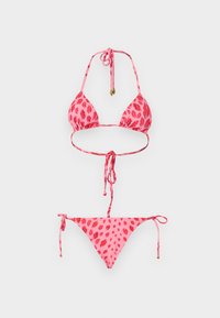 Ροζ μπικίνι δύο τεμαχίων με κόκκινο λεοπάρ ανάγλυφο, ρυθμιζόμενο ντεκολτέ halter και δεσίματα στα πλαϊνά του κάτω μέρους, εμφανίζεται επίπεδα πάνω σε λευκό φόντο.