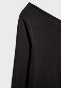 Čierny top s dlhým rukávom s hladkou, elastickou textúrou, so širokým výstrihom a priliehavým strihom. Minimalistický dizajn bez viditeľných vzorov.