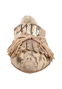 Chaussure imprimée serpent beige avec une surface texturée, des franges à l'avant et un bout rond. Matériau doux avec une semelle plate.
