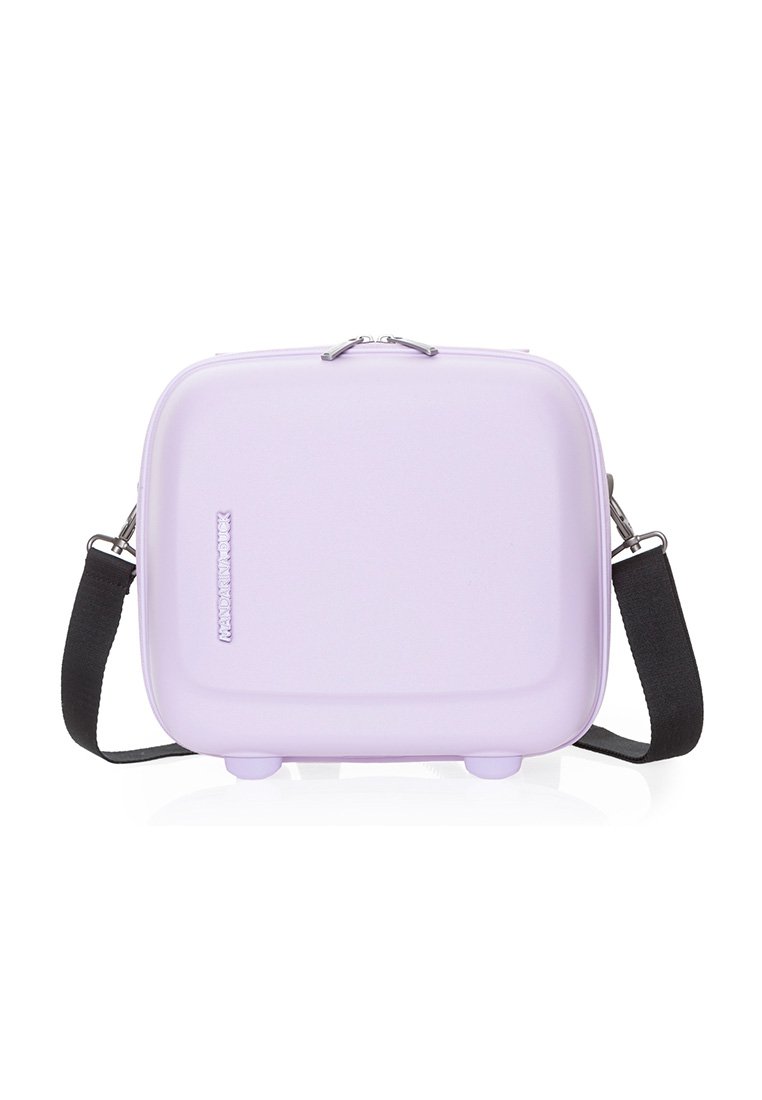 Lila quadratische Tasche mit einer glatten, glänzenden Außenseite, silbernem Reißverschluss und einem schwarzen Tragegurt. Verfügt über abgerundete Ecken und kleine Füße am Boden.