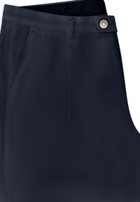 Jupe bleu marine taille haute avec poches latérales, passants de ceinture et détail à patte boutonnée à la taille.