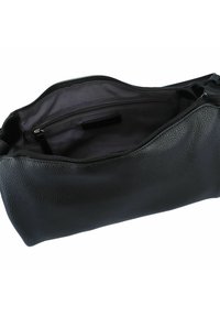 Bolso de mano de cuero negro con un acabado texturizado, que presenta una apertura con cremallera y un bolsillo interior separado para una mejor organización.
