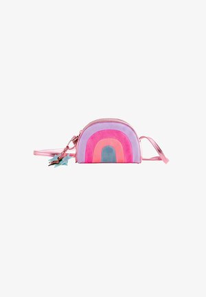 Een regenboogvormige tas in roze, lavendel en blauw, met een zachte textuur, ritsluiting en een decoratieve sterren sleutelhanger.