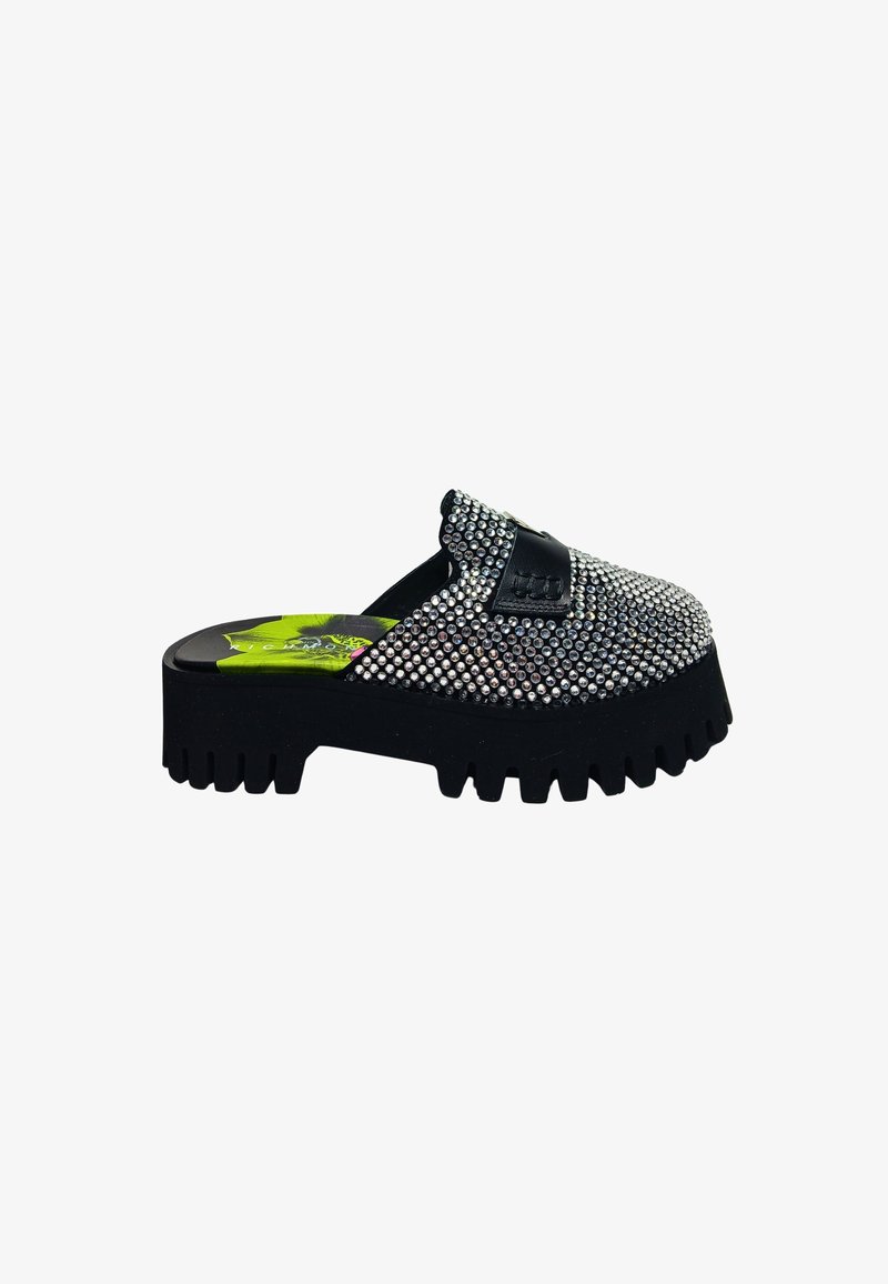Sort slip-on sko med plateau og kraftig sål, dækket af sølvfarvede rhinsten og med en læderrem tværs over toppen.