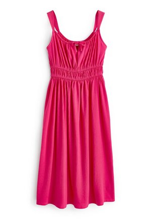 Robe rose vif sans manches avec larges bretelles, taille élastique, corsage froncé et jupe fluide longueur genou sur fond blanc.