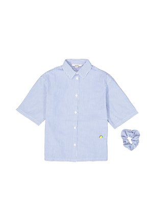 Camisa de manga corta a rayas azul y blanca con botones en el frente y un pequeño bordado de limón amarillo; incluye una diadema scrunchie a juego.