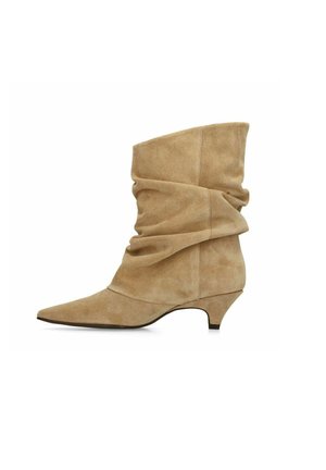 Botte mi-mollet décontractée en suède couleur fauve, avec bout pointu et petit talon kitten, vue de profil latéral sur fond blanc.