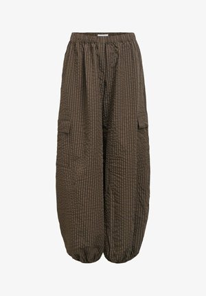 Volné hnědé kostkované kalhoty s elastickým pasem a manžetami, s bočními klopovými kapsami.