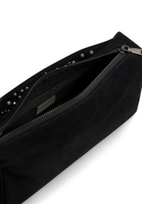 Czarna zamszowa torebka kopertowa z dodatkami w srebrnym odcieniu, zamykana na zamek, o prostej prostokątnej formie. Wewnątrz wykończona materiałem i posiada kieszenie.