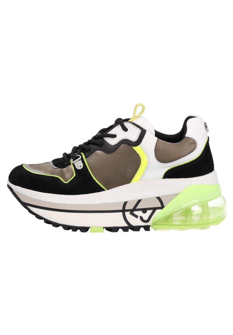 Baskets multicolores présentant du daim noir, des accents en cuir gris, des superpositions blanches et une bordure jaune néon avec une semelle translucide verte.