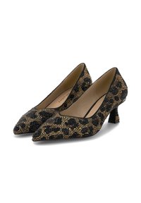 Zapatos de tacón en negro y dorado con adornos, que presentan una punta afilada, un patrón de leopardo texturizado y un bajo tacón cuadrado. Forro interior suave.