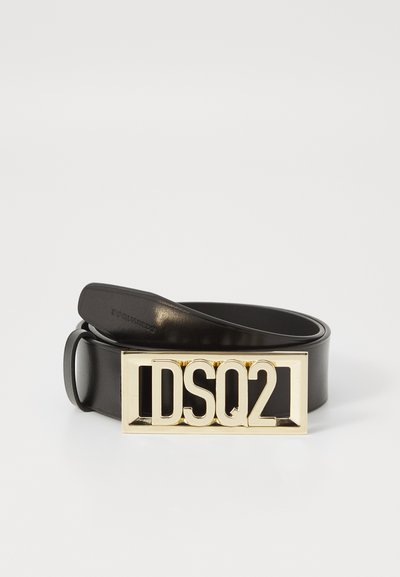 Ceinture en cuir noir dotée d'une large boucle rectangulaire en métal doré avec "DSQ2" embossé en lettres majuscules. Texture lisse, design classique.
