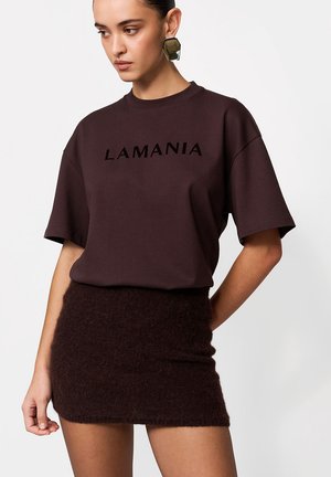 CHUCK - Nyomott mintás póló - dark chocolate