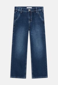 Jeans de mezclilla azul oscuro con corte de pierna ancha, cinco bolsillos, cierre de botón y costuras en blanco en contraste. Textura suave, sin patrones.