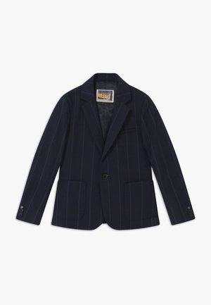 Granatowy żakiet w paski, z dwiema przednimi kieszeniami, pojedynczym zapięciem na guzik, klapami z wycięciem oraz gładką podszewką.