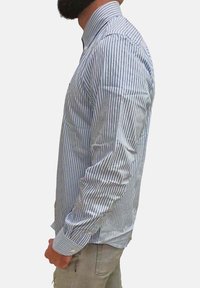 Camicia button-up a righe blu e bianche con colletto, maniche lunghe e texture in cotone morbido, esposta di lato.