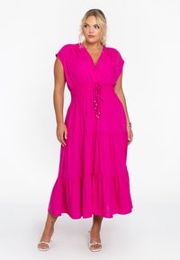 Fuchsia Maxikleid mit kurzen Ärmeln, V-Ausschnitt, Kordelzug in der Taille und gestuftem Rock. Glatte Textur und leichtes Material.