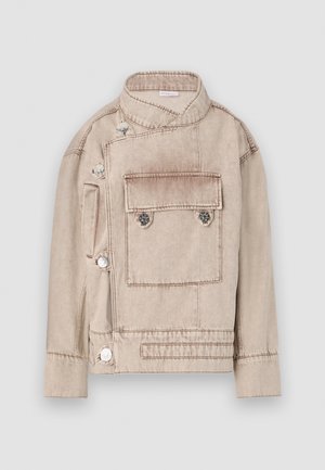 Jachetă din denim bej cu guler înalt, închidere frontală asimetrică și un buzunar pe piept. Are nasturi metallici și detalii de cusătură subtile.