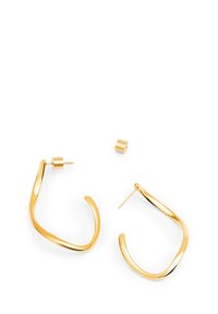Boucles d'oreilles en or avec un design ondulé et une finition polie. Comprend une fermeture à clou amovible et une texture lisse.