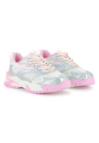 Baskets blanches et argentées avec des accents roses. Elles présentent un matériau réfléchissant, des panneaux texturés et une semelle épaisse pour une meilleure adhérence.