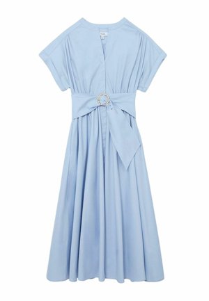 Rochie midi albastru deschis cu mâneci scurte, talie adunată și curea lată cu detaliu oval din perle.