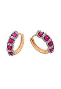 Orecchini a cerchio in oro rosa con cinque gemme ovali rosa, ciascuna circondata da piccoli cristalli trasparenti per un tocco di dettaglio e scintillio.