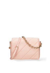 Borsa a tracolla in finta pelle rosa trapuntata con dettagli in catena dorata e tracolla regolabile. Presenta una forma rettangolare e una texture liscia.