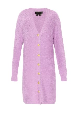 Cardigan lung lilac, pufos, cu nasturi texturati aurii si mici mărgele decorative lângă umeri, cu mâneci lungi și decolteu în V.