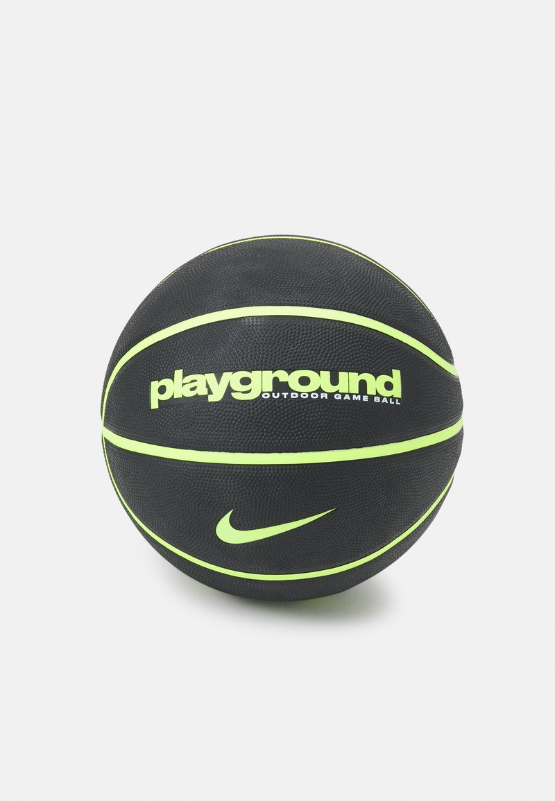 Balón de baloncesto negro con una superficie texturizada, con acentos amarillos y la marca "balón de juego al aire libre de playground". Logo de Nike mostrado de manera destacada.