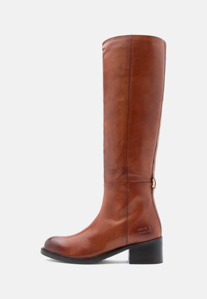 Bottes hautes en cuir marron avec une finition lisse, un bout arrondi et un petit talon. Équipées d'une fermeture éclair sur le côté et d'un détail de logo sur le côté extérieur.