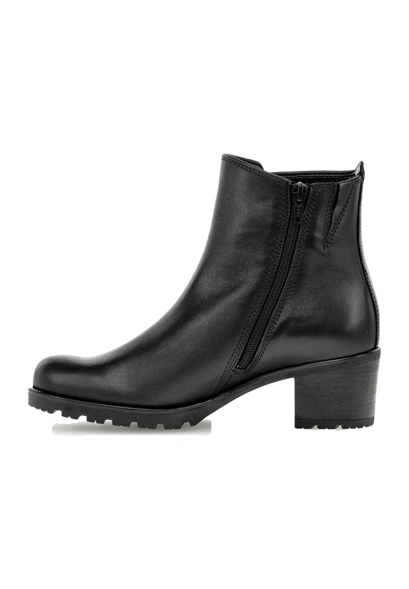 Bottine en cuir noir avec une finition lisse, fermeture éclair sur le côté et un talon bloc. Conçue avec un bout arrondi et une semelle texturée pour une meilleure adhérence.