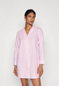 Różowa koszula nocna w kratę z długimi rękawami, zapięciem na guziki i kołnierzykiem z wycięciem. Posiada subtelne wzory oraz haftowane detale na mankietach.