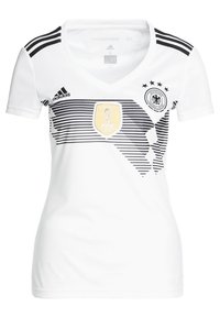 Camiseta de fútbol blanca de manga corta con rayas negras, logo de Adidas, insignia de la FIFA y emblema de Alemania; diseño con cuello en V y tejido texturizado.