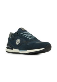 Marineblauwe suède sneakers met grijze accenten, ronde neus, gevoerde kraag en gestructureerde rubberen zool. Voorzien van lichtblauwe veters en logo detail.