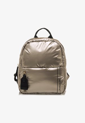 Mochila metálica plateada con textura acolchada, detalles negros, bolsillo frontal con cremallera y correas de hombro ajustables. Presenta una marca en el lateral.