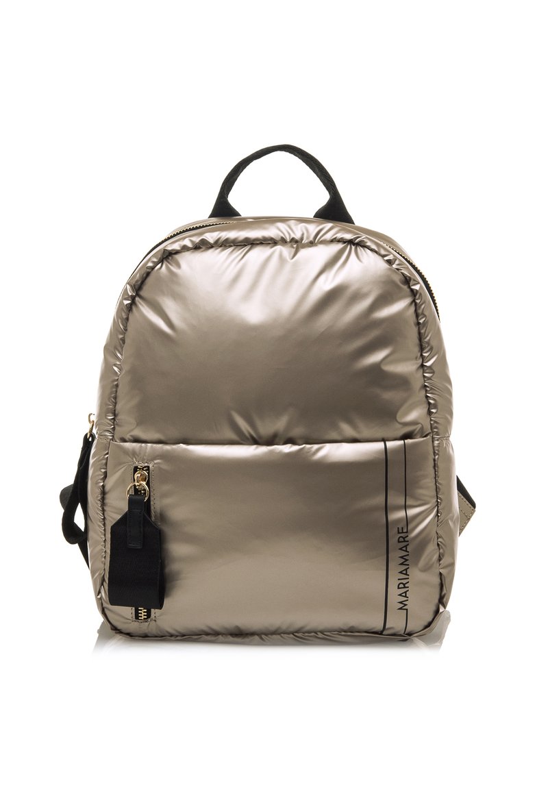 Mochila metálica plateada con textura acolchada, detalles negros, bolsillo frontal con cremallera y correas de hombro ajustables. Presenta una marca en el lateral.
