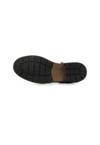 Suola di una scarpa marrone con battistrada in gomma nera caratterizzata da ampie scanalature e motivi testurizzati per una maggiore aderenza su uno sfondo bianco.