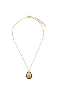 Goldene Kettenhalskette mit einem ovalen Anhänger mit strukturierter Oberfläche, umgeben von kleinen schwarzen Perlen. Verstellbare Länge für Vielseitigkeit.