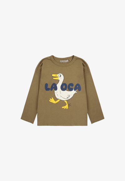Langarm-Olivenbaum- Baumwoll-T-Shirt mit einem weißen Entenmotiv in Gelbtönen und dem Text "LA OCA" in Blau.