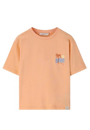T-shirt à manches courtes couleur pêche avec un petit motif palmier, soleil et vagues sur la poitrine gauche, et une étiquette de marque à l’ourlet.