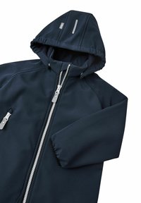 Tamsiai mėlynas švelnus švarkas su kapišonu, puikuojantis sidabriniu užtrauktuku, dviem šoninėmis kišenėmis ir tekstūruotu paviršiumi. Refleksiniai akcentai ant kapišono.