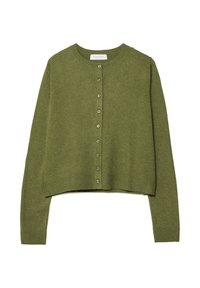 Olivově zelený krátký kardigan vyrobený z měkkého pleteného materiálu. Má kulatý výstřih, zapínání na přední části na knoflíky a žebrované manžety a lem.