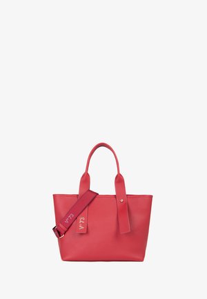 Sac fourre-tout rouge en matériau lisse, doté de deux poignées et d'une bandoulière amovible avec une étiquette de logo. Design simple sans motifs supplémentaires.