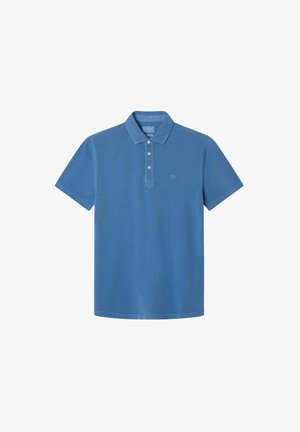Polo azul hecho de algodón suave, con un cuello en tres botones, mangas cortas y un pequeño logo bordado en el pecho.