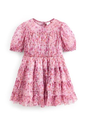 Rosa, floral gemustertes Kleinkindkleid mit gepufften kurzen Ärmeln, plissiertem Oberteil und mehrlagigem Rüschenrock auf weißem Hintergrund.