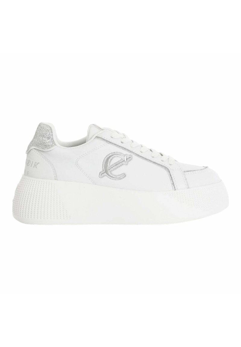 Sneaker bianco in pelle con suola in gomma bianca testurizzata, dettagli in argento sul tallone e sul logo, e cuciture tonali. Design minimalista.