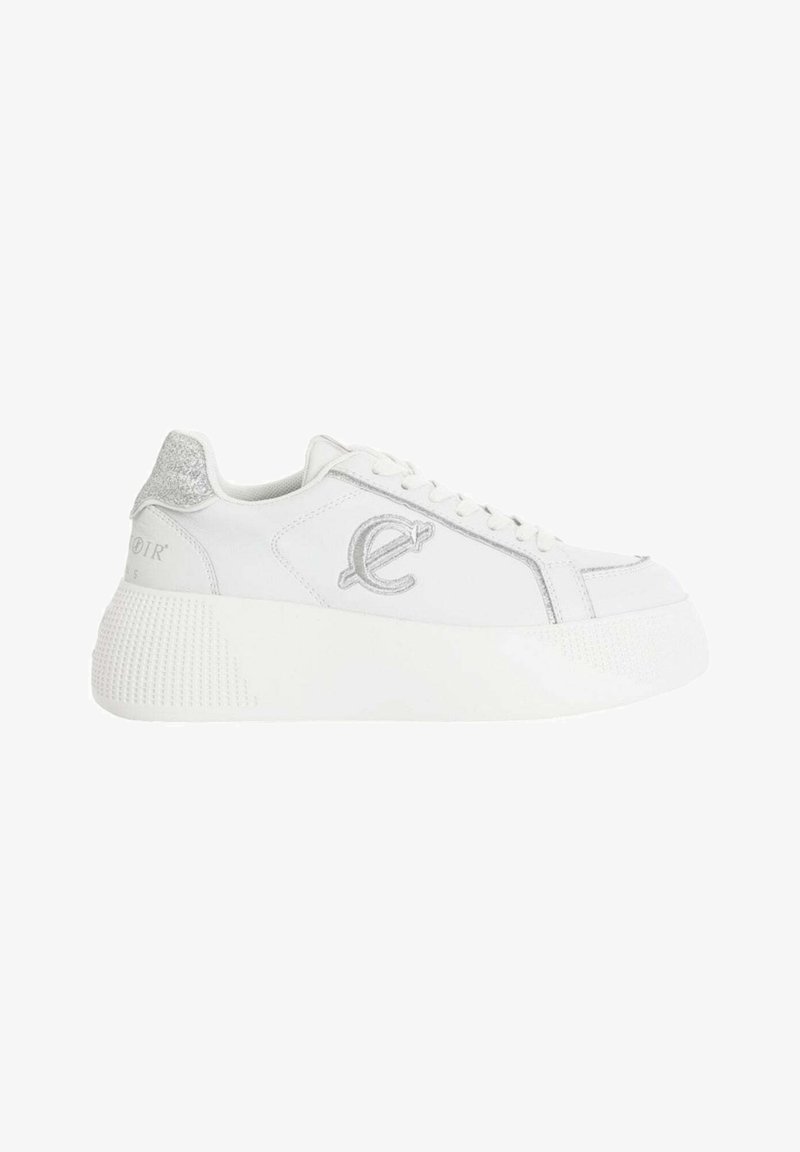 Sneaker bianco in pelle con suola in gomma bianca testurizzata, dettagli in argento sul tallone e sul logo, e cuciture tonali. Design minimalista.