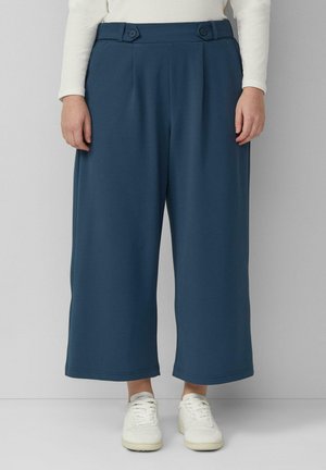 - Spodnie materiałowe