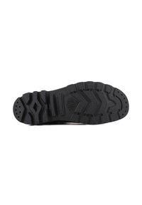 Suola di scarpa in gomma nera con un motivo di battistrada robusto; include canali per la flessibilità e accenti rialzati per la trazione.