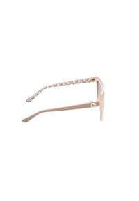 Ochelari de soare bej deschis cu ramă transparentă, având brațe cu model și un accent cu logo auriu pe lateral.